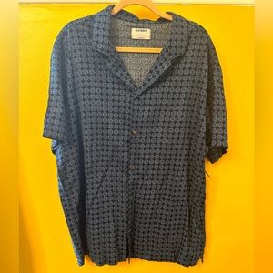 Men’s blue patterned button down shirt